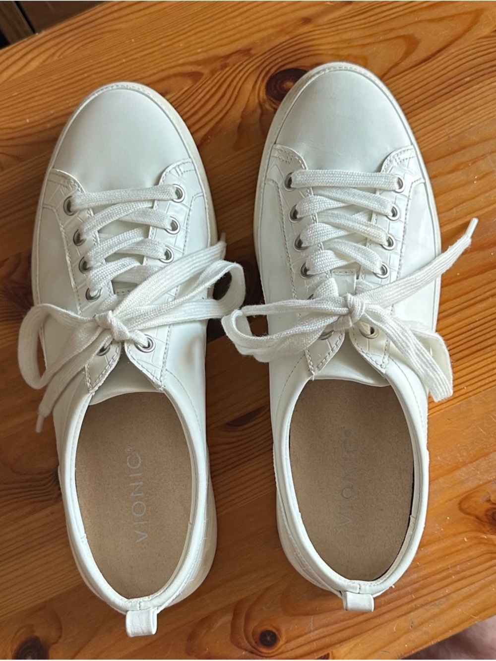 VIONIC White Leather Lace-Up Casual Sneakers Size 9 EUC